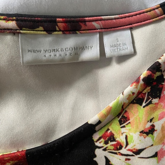 Floral fitted dress. - Picture 3 of 8